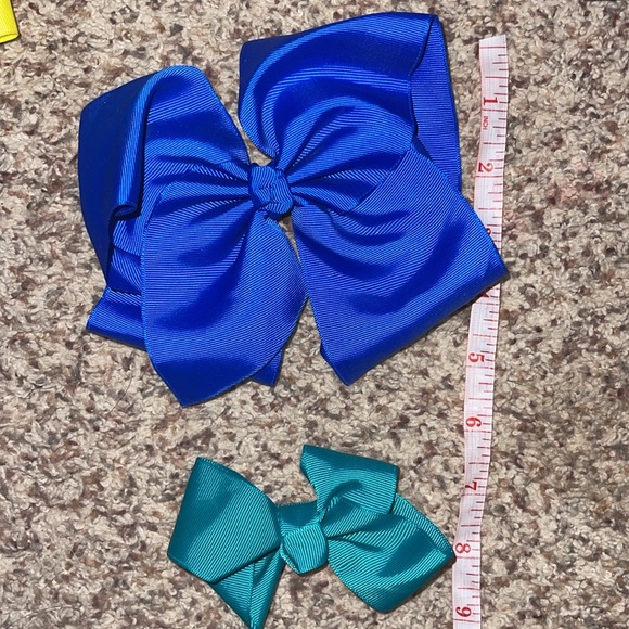 Bundle solid color hair bows extra large & small some never worn - Picture 3 of 4